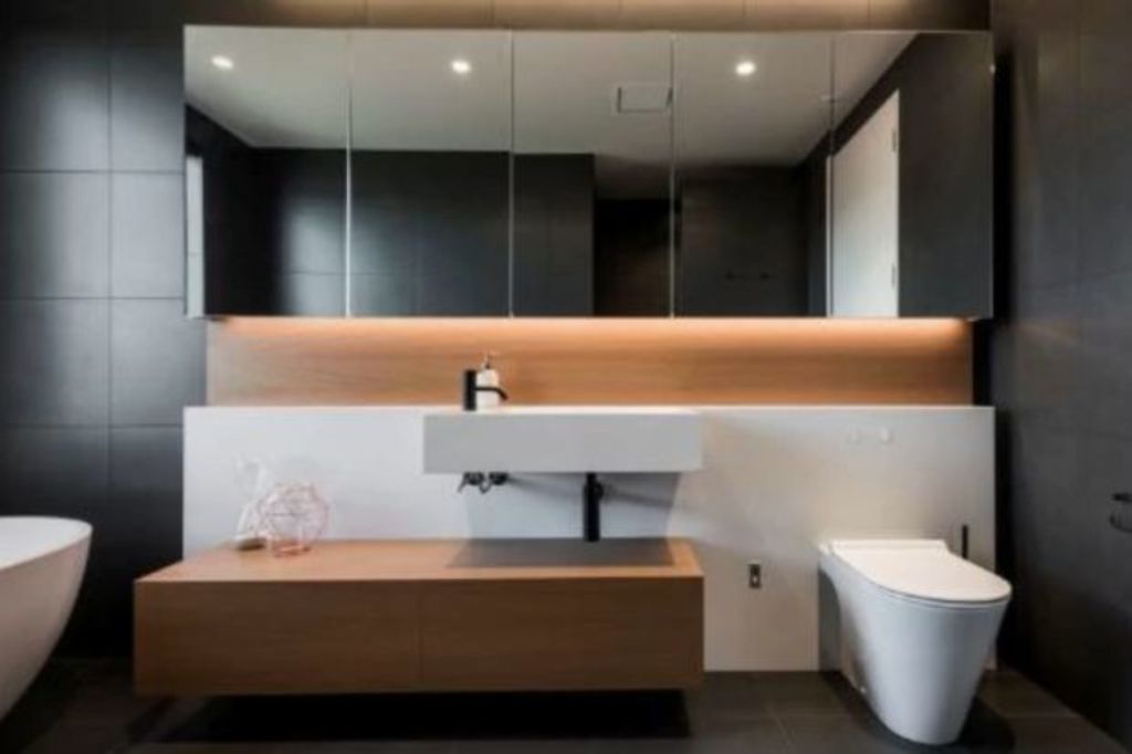 Design solutions for small, dark bathrooms