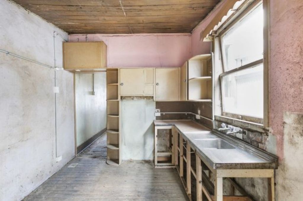 Bidding on a dump house? Here's what you need to know