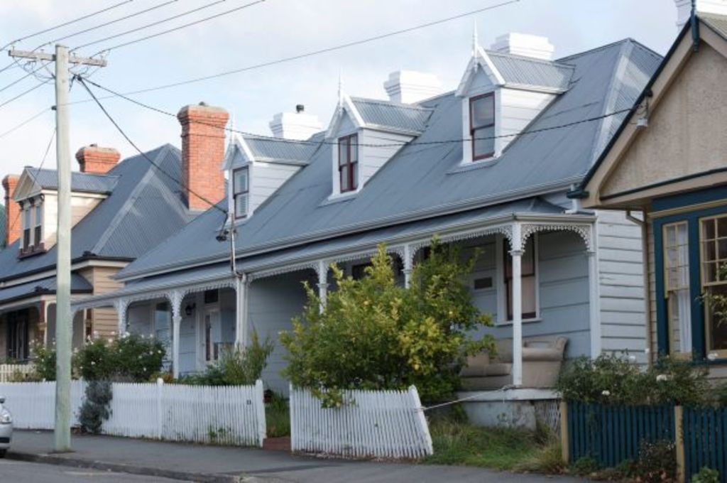 Australia's house prices to remain flat over 2018-19 financial year, BIS Oxford Economics report tips