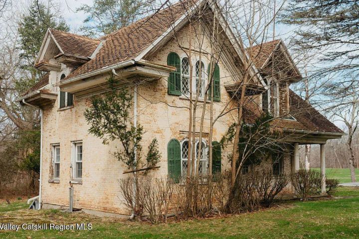 Crumbling relic of Astor family’s Gilded Age estate costs less than $1 ...