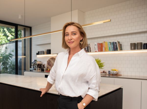 Asher Keddie Is Working With Richard Roxburgh Again In The New Sbs Drama The Hunting
