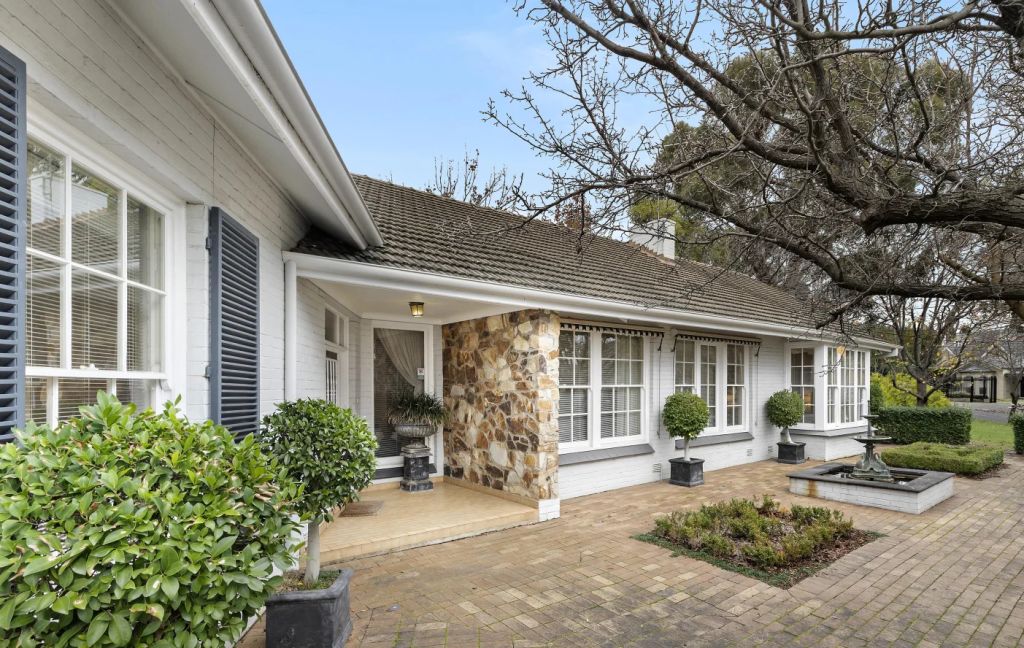 This Beaumont property smashed it's reserve over the weekend selling for $4.155 million as a family and property developer battled it out for the home.