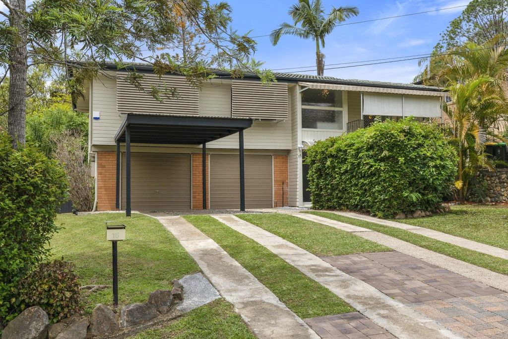 What Brisbane houses looked like in the 1970s Floods and fashion shape — free download