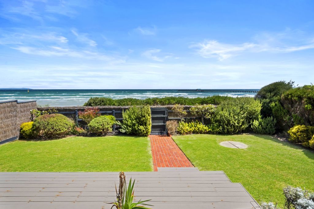 Aspendale beachfront home sells for 4.535m, more than 1m over reserve