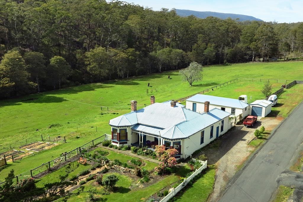 Flee the mainland in one of these cute Tasmanian homes under 500,000