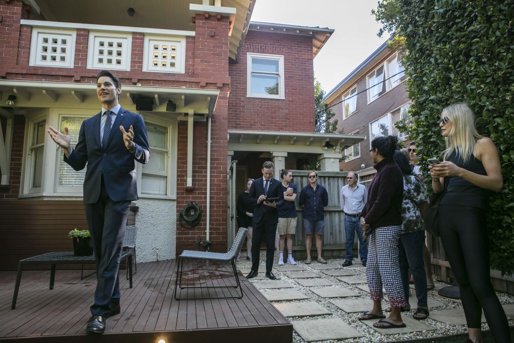 Melbourne auctions Prahran art deco apartment passes in after reaching