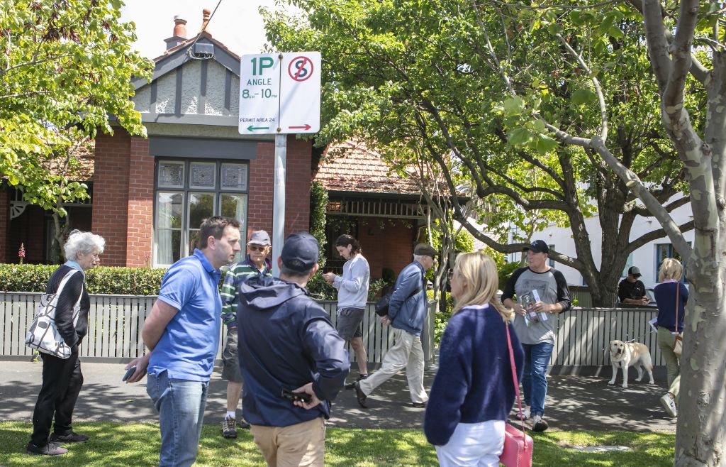 Melbourne auctions Middle Park home sells for 9.8 million on bumper