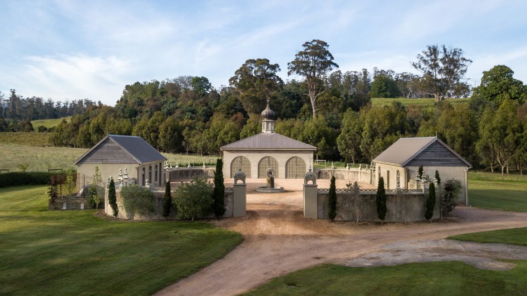 Tasmania's colonial homestead Bentley at Chudleigh listed by antique