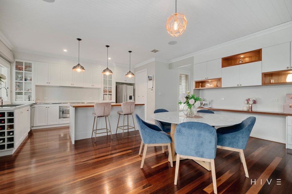 Canberra auctions Yarralumla home passes in at 2.5 million as crowd watches on