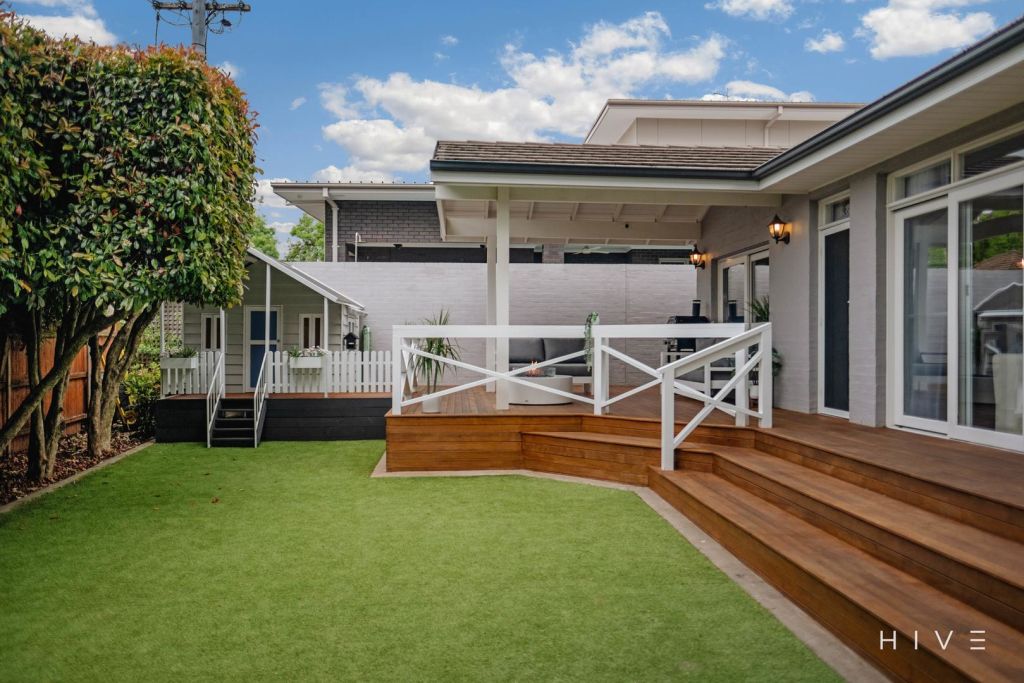 Canberra auctions Yarralumla home passes in at 2.5 million as crowd watches on