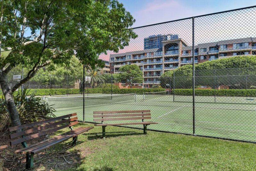 sydney_park_village_tennis_courts_j6afww