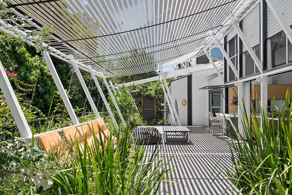 Stradbroke Island House, an awardwinning ‘permanent campsite’, is