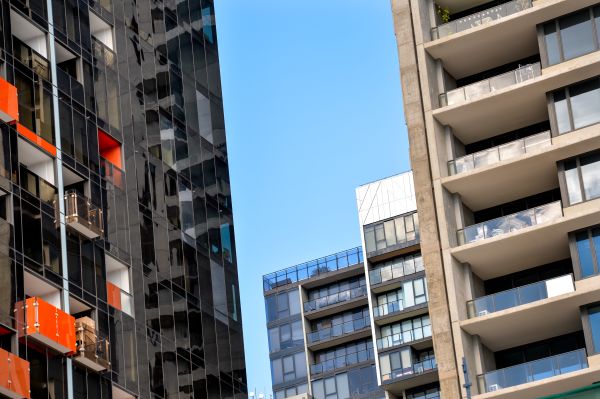 澳洲政府嫌公寓楼太丑拟全面改造，华人区首当其冲：滥用玻璃幕墙，丑到爆炸（组图） - 1