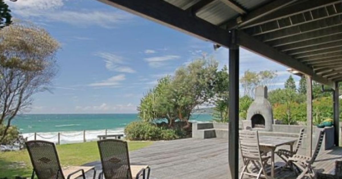 How did it get to this? A barely dressed, intoxicated agent sells Byron Bay house for $12.5m sight unseen image