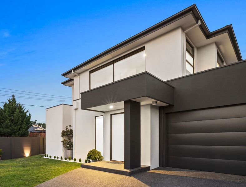 AFL stars in the crowd as Bentleigh home sells at auction