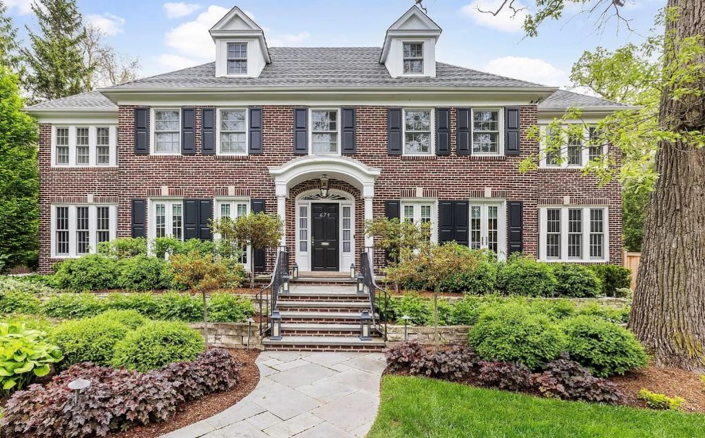 The exact house from 1990 American comedy film Home Alone is for sale. Photo: Zillow/Coldwell Banker Realty Dawn McKenna Group