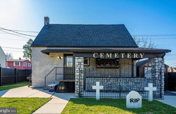 Six Weird Houses For Sale Right Now In The Us Also featuring in the show is the giant farm floating on an ocean in british columbia, a giant sandcastle house in brazil, and a replica space station situated in the remote desert of utah. six weird houses for sale right now in