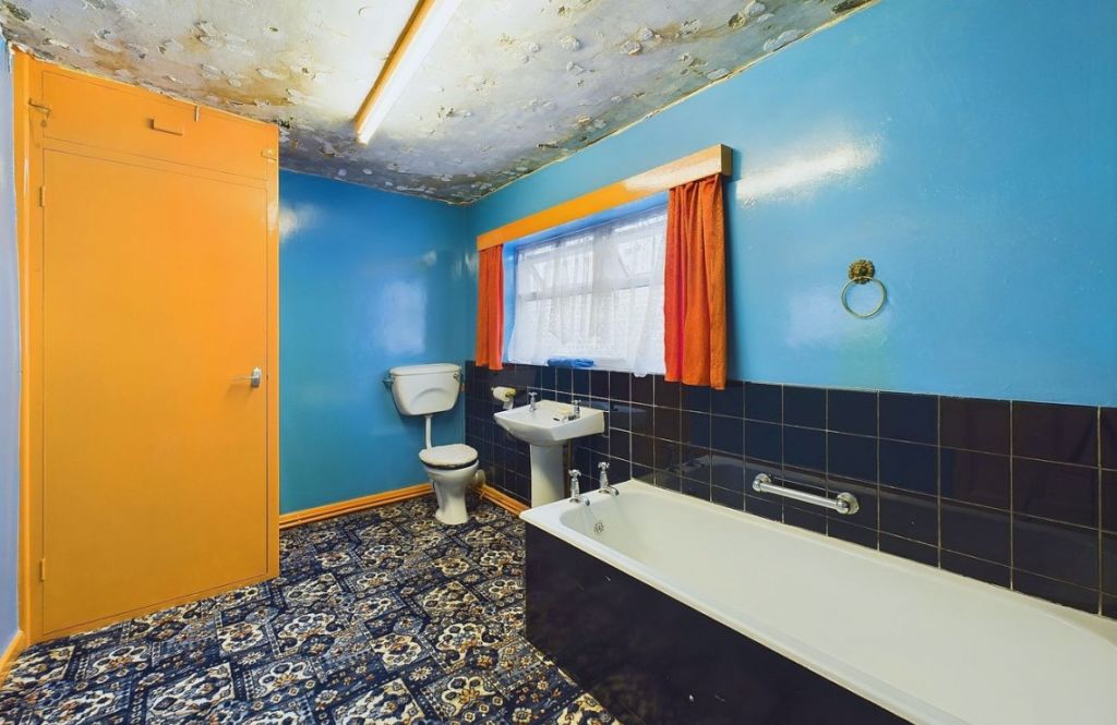 However, there is a bathroom with a bathtub and toilet. Photo: JDG Sales & Lettings