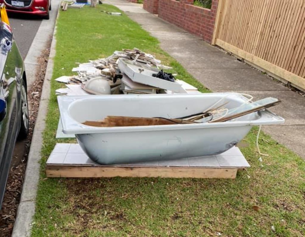 Reduce, reuse and recycle: A perfectly good bathtub up for grabs in the Moreland area. Photo: Facebook: Hard Rubbish Rescue - Moreland