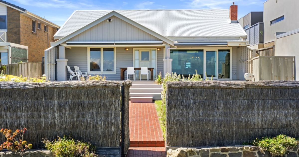 Aspendale beachfront home sells for 4.535m, more than 1m over reserve