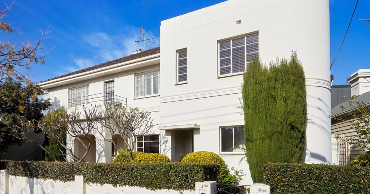 Albert Park apartment sells for almost 400,000 more than its reserve