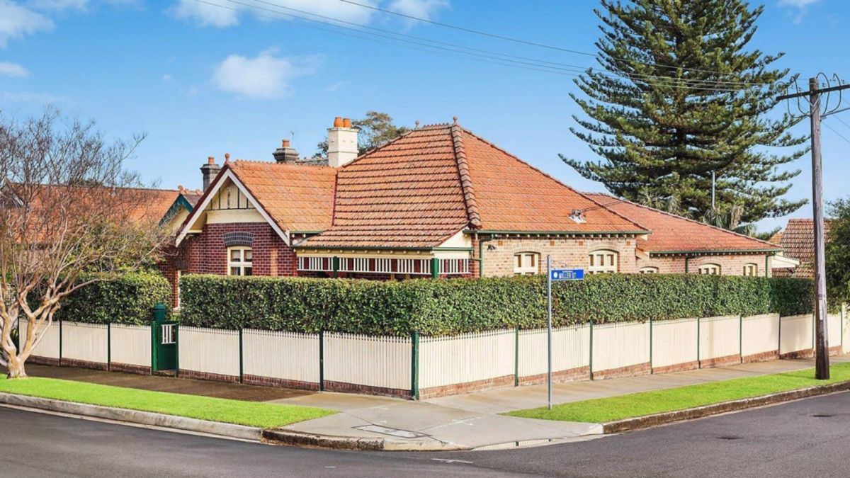 Stay At Home 20 Somethings Could Be To Blame For Keeping Big Family Homes Off The Market Experts Claim