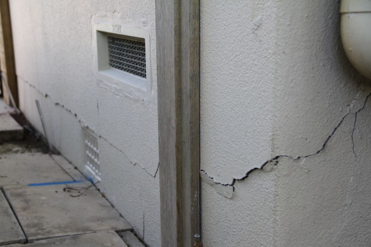 cold weather wall cracks