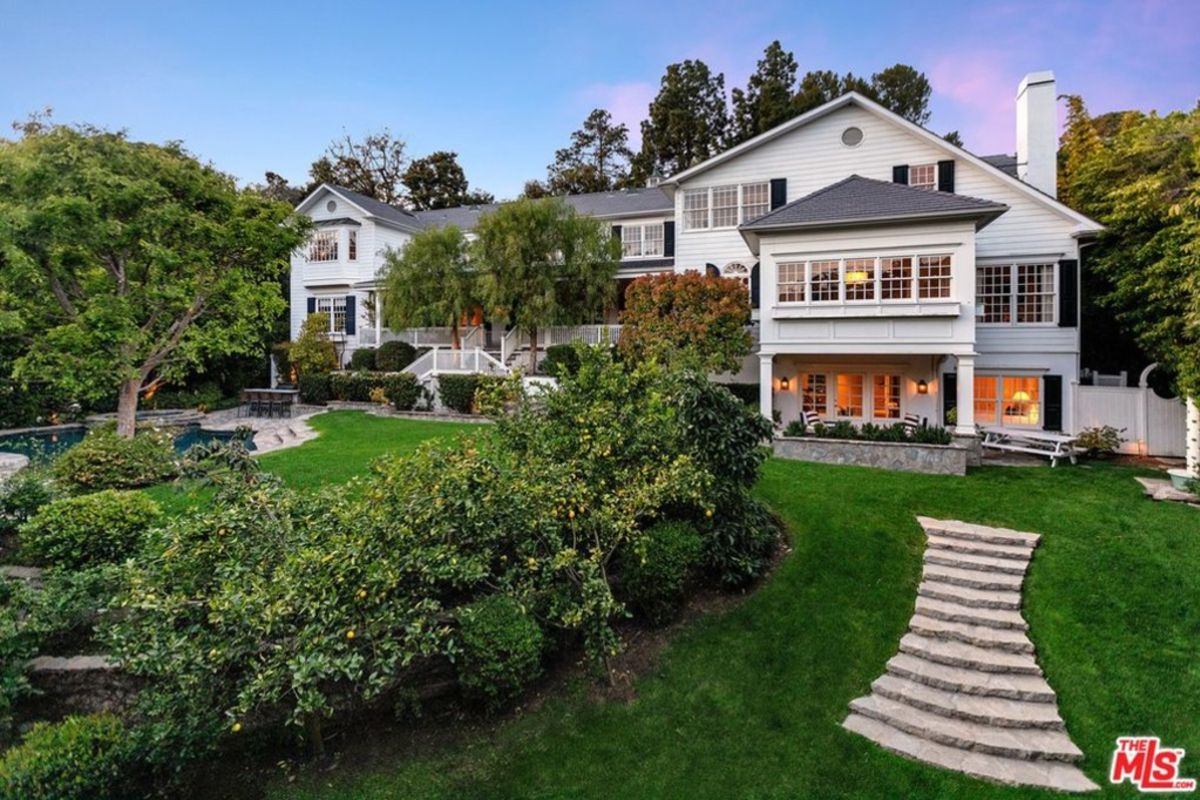 Hollywood Stars Ashton Kutcher And Mila Kunis List Stunning Beverly Hills Mansion For 21 Million