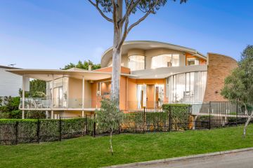 Striking Toorak home hits the market with price hopes of more than $7.5 million
