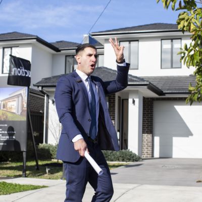 Hesitant buyers splash $1,122,000 on Bentleigh East townhouse in drawn-out auction