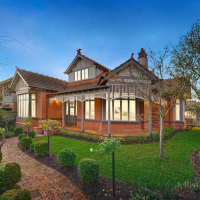 Melbourne weather cold but auction market stays hot