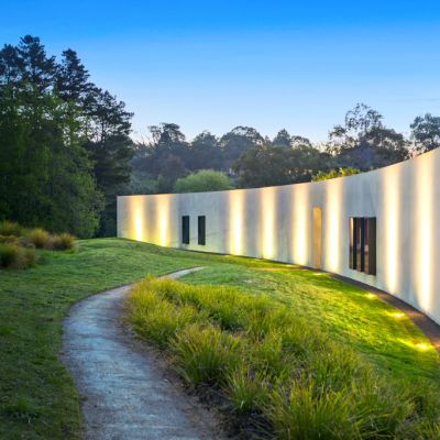 A look inside an Adelaide Hills home that radiates art gallery grandeur