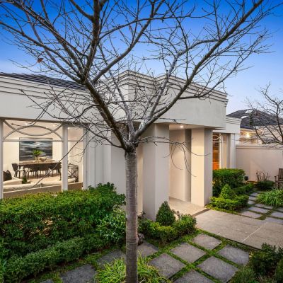 'Most bullish auction I've seen in a number of years': Armadale home sells for more than $1 million over reserve