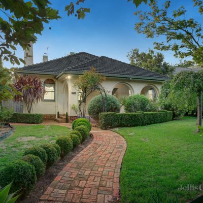 Free toilet paper used to lure buyers out on quiet Melbourne long weekend