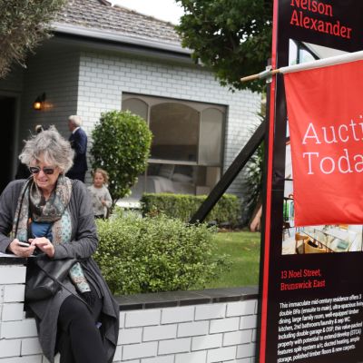 Melbourne auctions: Agents won’t shake hands due to coronavirus fears, but crowds are undeterred
