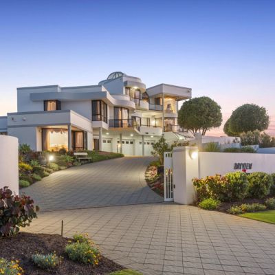 Massive beachside mansion in WA expected to break suburb record under the hammer