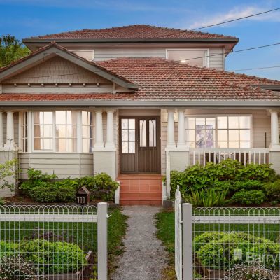 Port Melbourne home sells above reserve as auction restrictions ease