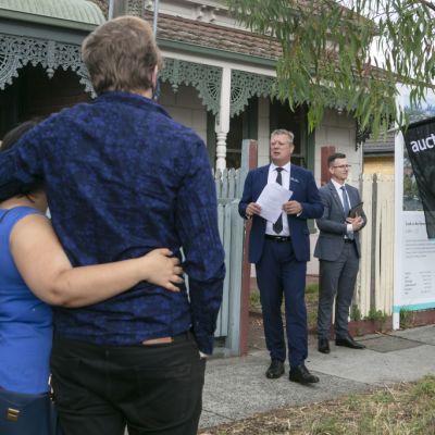Brunswick fixer-upper fetches $1.075m at auction, agents say not enough properties to satisfy demand