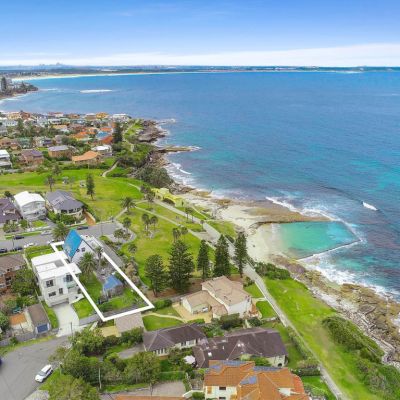 Cronulla home sells for $5.8m at auction, a massive $1.3m over reserve