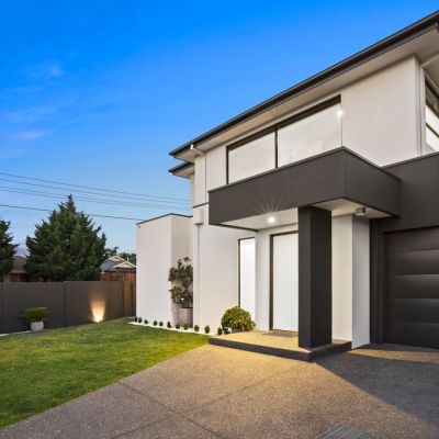 AFL stars in the crowd as Bentleigh home sells under the hammer