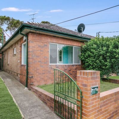 Sydney auctions: Two Waverley semis sell for $651,000 price difference just weeks apart