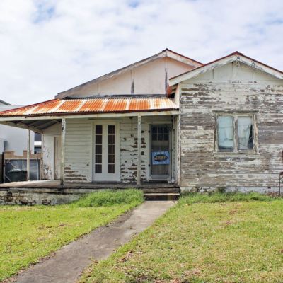 Dilapidated Cronulla home sells under the hammer for $2.725m to elderly couple in their 80s