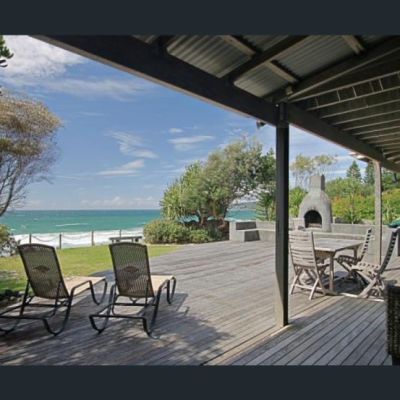 How did it get to this? A barely dressed, intoxicated agent sells Byron Bay house for $12.5m sight unseen