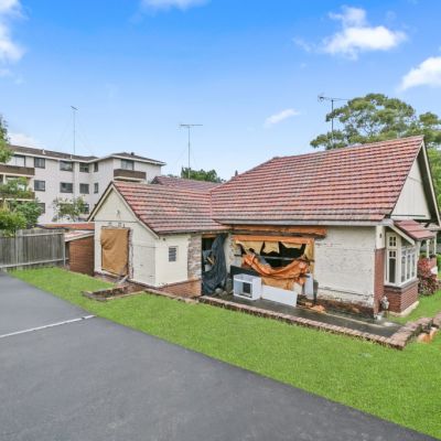 House with no kitchen or toilet in Sydney’s south-east sells for $4.705m at big auction weekend