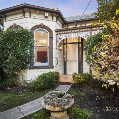 Armadale home sells for $575K above reserve as on-street auctions return
