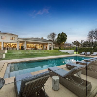 Toorak mansion sale sets Australian auction record