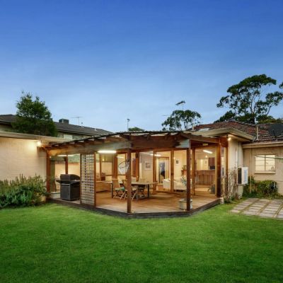Melbourne auctions: Sandringham home sells for more than $220,000 above reserve as auctions head online