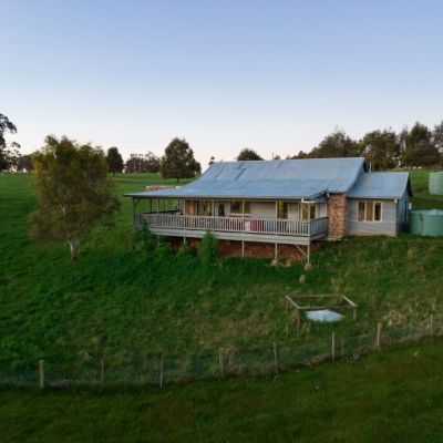 Tanjenong country cottages and gallery set to go under the hammer