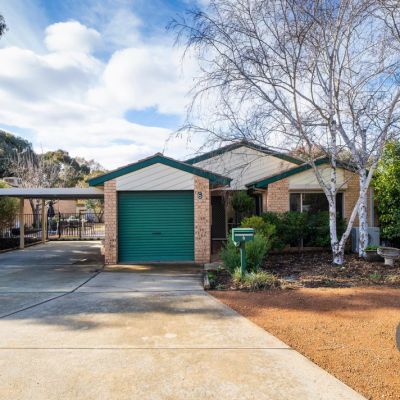 Canberra auctions: Monash home sells for $895,000 after bidder-vendor negotiations