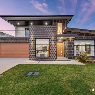 Weston shows its appeal as home sells for $1.75 million under the hammer